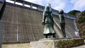 Estatuas Attack on Titan (進撃の巨人 大山ダム銅像) 