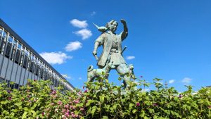Estatua de Momotaro (桃太郎像)