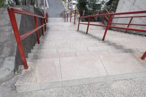 Escalinata del Santuario Suga (紀元二千六百年記念社標)