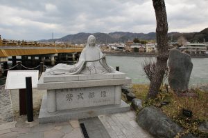 Estatua de Murasaki Shikibu (紫式部像)