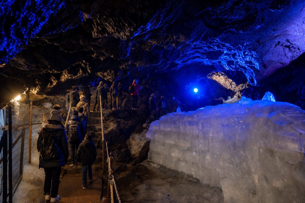 Cueva de hielo de Narusawa (鳴沢氷穴)