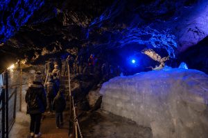 Cueva de hielo de Narusawa (鳴沢氷穴)